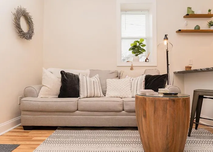 Luxury King Near Shadyside Hospital * Pittsburgh
